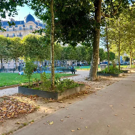 아파트 Parisian Elegance With Eiffel Tower View 파리